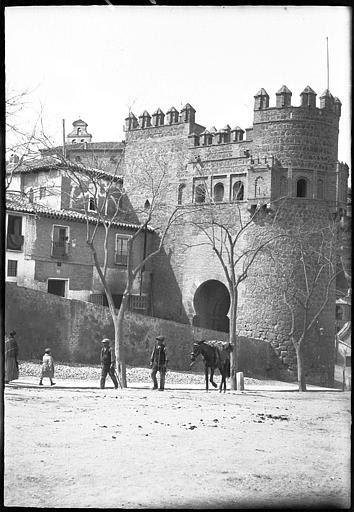 Puerta del Sol en 1907. Fotografía de Roy Lucien. Société Française d'Archéologie et Ministère de la Culture (France), Médiathèque de l'architecture et du patrimoine (archives photographiques) diffusion RMN 
