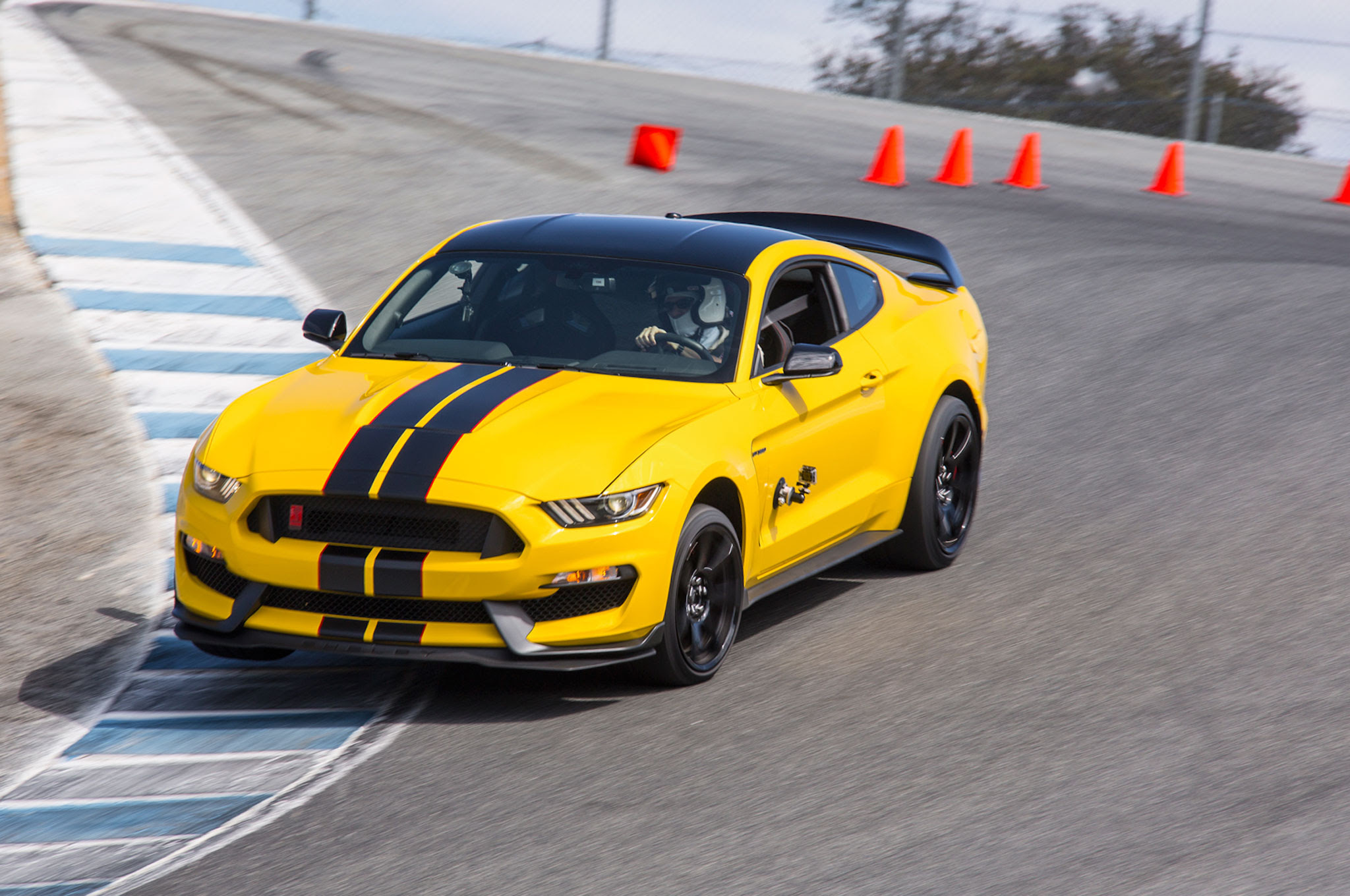 2016-Ford-Shelby-GT350R-Mustang-Corkscrew