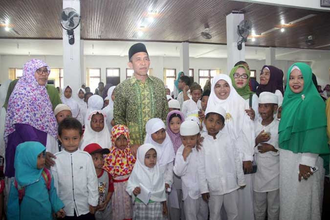 Ambon, Malukupost.com - Gubernur Maluku, Said Assagaff mengimbau umat Islam di provinsi itu untuk menghadirkan nilai-nilai kasih sayang dalam kehidupan. "Islam adalah agama peradaban, maka sejatinya setiap umat Islam memiliki tanggung jawab moril untuk memperjuangkan misi profetik Islam dalam rangka menghadirkan nilai-nilai kasih sayang dan kesejahteraan untuk sesama," katanya pada acara berbagi bersama anak yatim di Bulan Muharam, di Ambon, Jumat (6/10).