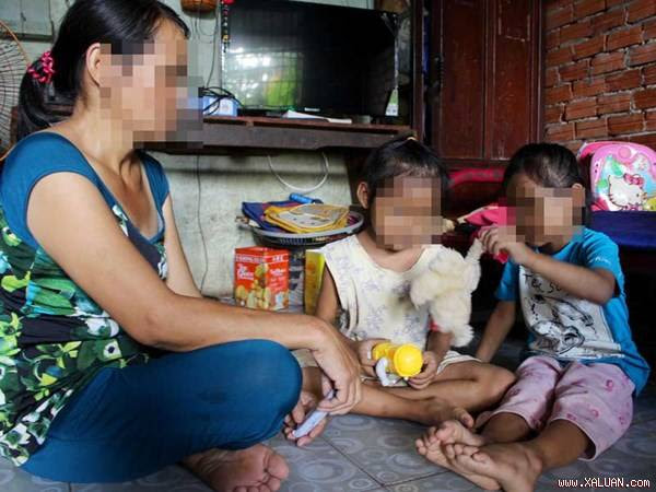 Người mẹ vẫn còn ám ảnh với chuyện hai cháu bé bị xâm hại. Ảnh: LÊ THOA