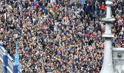 crowd60.jpg (102677 bytes)