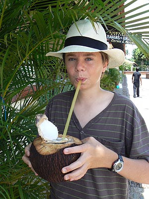 paul boit du lait de coco.jpg