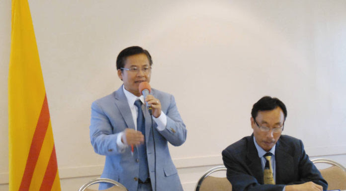 Ông Trương Ngãi Vinh (trái) và ông Nguyễn Kim Bình tại buổi họp khoáng đại cộng đồng. (Hình: Linh Nguyễn/Người Việt)