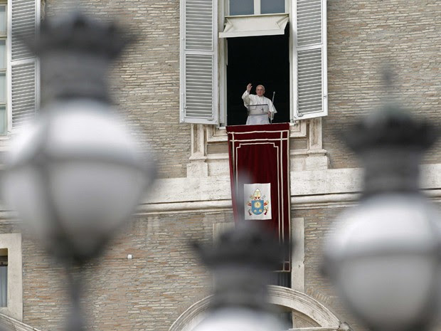 Papa Francisco acena durante o Angelus no Vaticano (Foto: Reuters)