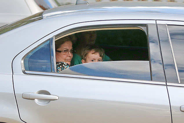 A presidente Dilma Rousseff foi fotografada durante trajeto de carro com o neto de três anos no colo, no banco de trás do veículo