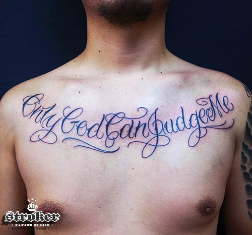 繊細な文字と力強い文字のタトゥー Stroker Tattoo