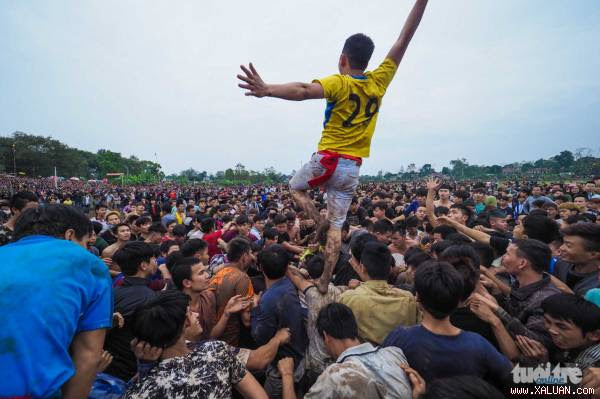 Lội ao, đè đầu, giơ gậy tre... giành phết cầu may