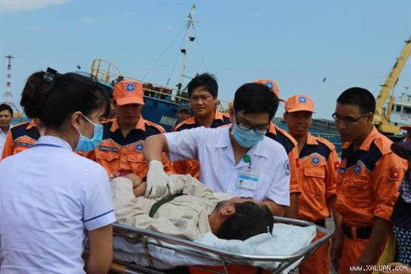 Đưa ngư dân gặp nạn trên tàu cá Quảng Nam vào bờ an toàn