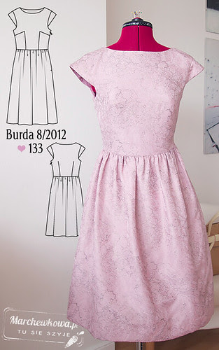 marchewkowa, blog, moda, styl, retro, szycie, krawiectwo, Burda 8/2012, wykrój 133, żakard, pastelowy róż, rozkloszowana sukienka