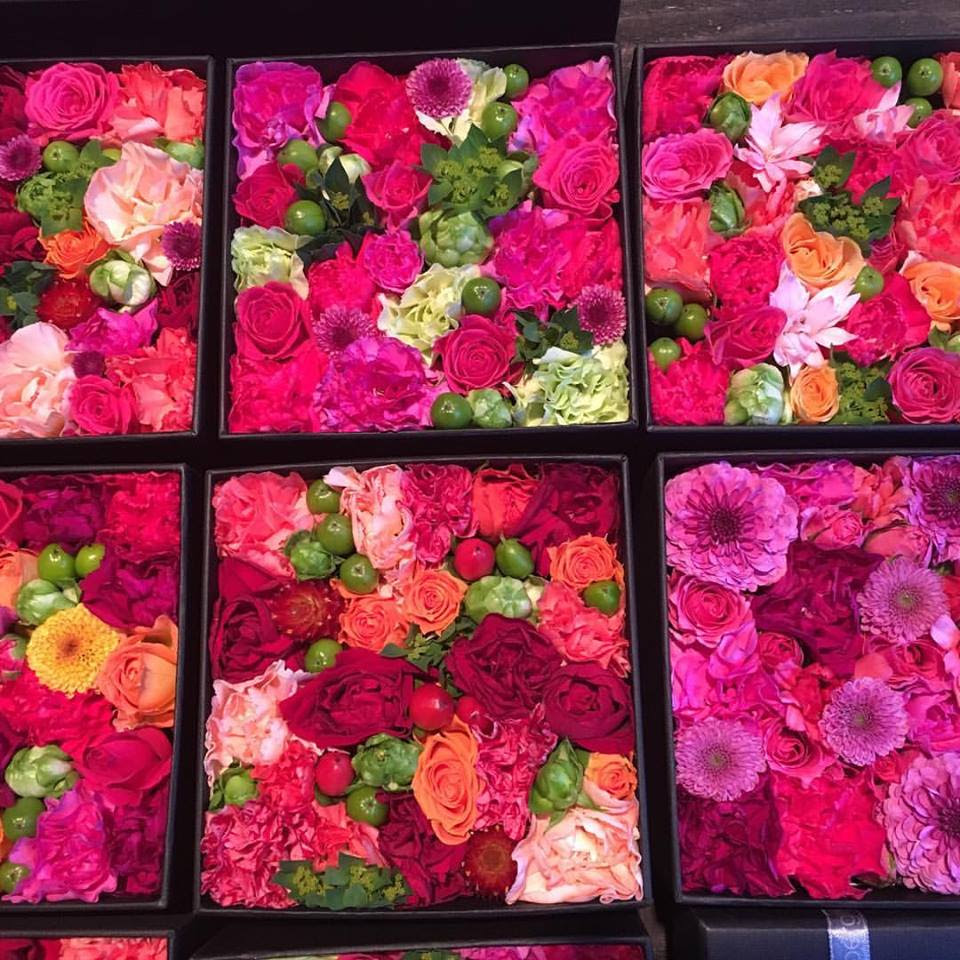 表参道ニコライ バーグマン カフェの花に違和感 小暮満寿雄 Art Gallery