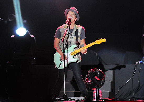Bruno Mars durante apresentação no festival Summer Soul em São Paulo 