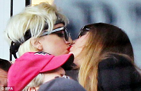 lady gaga kissing her girlfriend