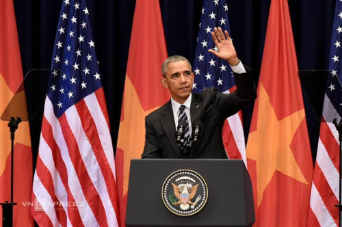 giao-su-my-dua-noi-vong-tay-lon-vao-dien-van-cua-obama-1