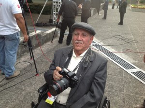 Con 89 años, Francisco Coto busca captar una buena imagen de Obama. CRH