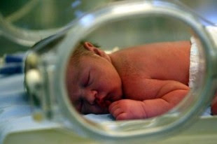 Bebé en incubadora. Imagen con fines ilustrativos. Tomada de Internet