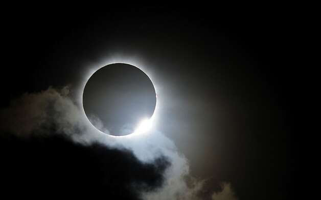 Near totality is seen during the solar eclipse at Palm Cove on November 14, 2012 in Palm Cove, Australia. Thousands of eclipse-watchers have gathered in part of North Queensland to enjoy the solar eclipse, the first in Australia in a decade. Photo: Ian Hitchcock, Getty Images / SF