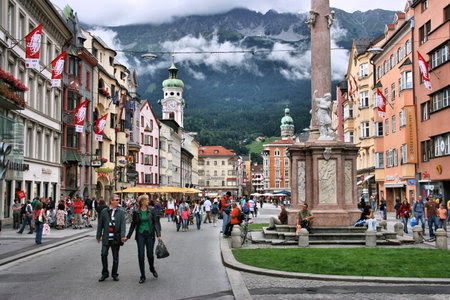 Innsbruck, Austria - 9 de agosto de 2008: La gente visita el casco antiguo de Innsbruck, Austria. Es la ciudad capital de la región de Tirol y la quinta ciudad más grande de Austria (122.458 personas en 2013). Foto de archivo - 29363387