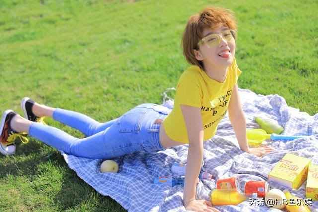 李凯馨岁写真书照片曝光 阳光俏皮宛如漫画少女 缪娟
