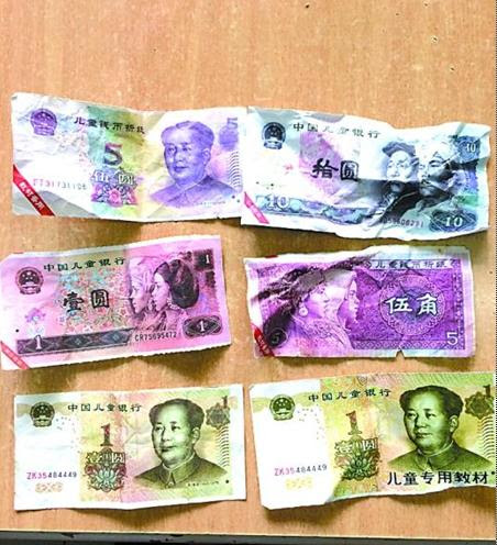The cashes mainan, tampak cukup sama dengan catatan bank real, ditemukan di kotak tarif bus. (Sumber Foto: Chongqing Morning News)