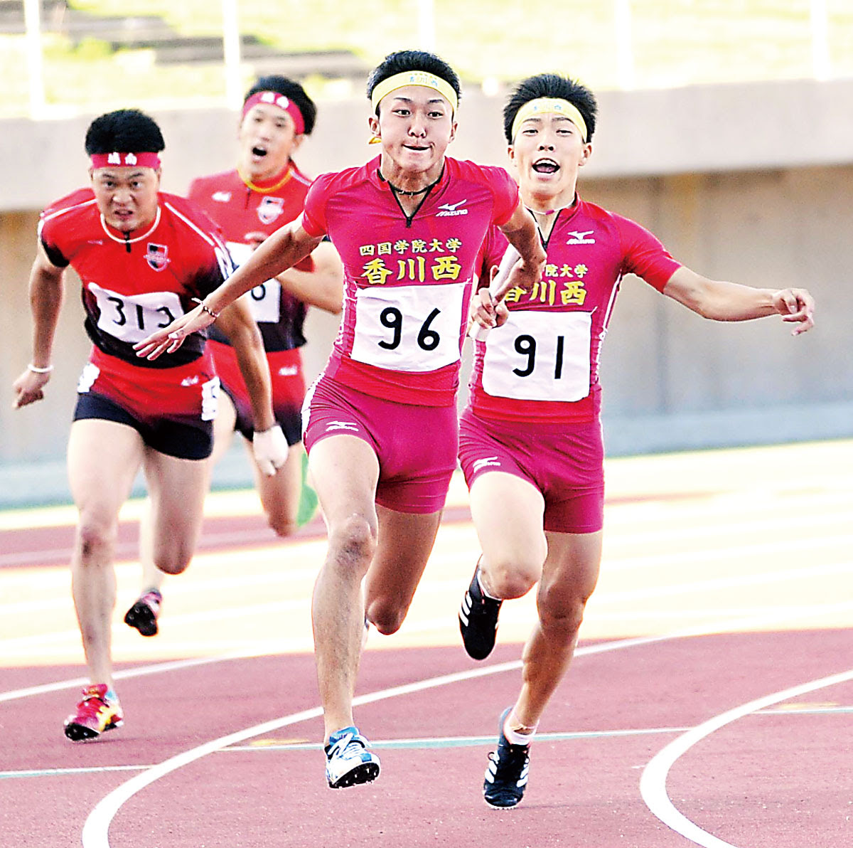 四国高校選手権第４日 陸上 四学香川西 全国レベル 男子４００メートルリレー決勝 四学香川西の３走野上 右端 がアンカー馬出 中央 にバトンパス ｐｉｋａｒａスタジアム 四国新聞社