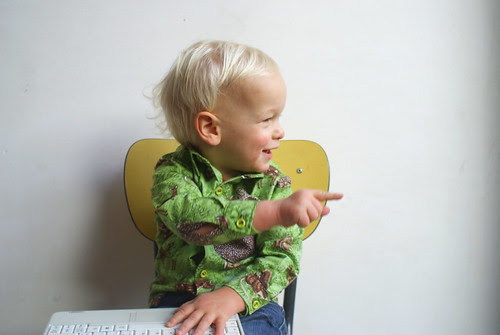 Hey kijk! Er staat een gekke vader in de tuin!