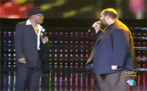 Billy Paul canta com Ed Motta no palco do Ídolos