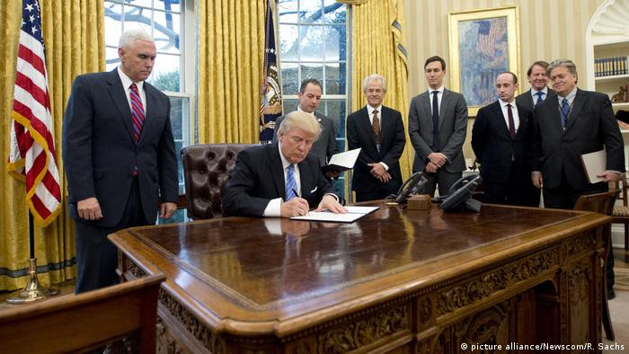 Trump unterzeichnet Dekrete (picture alliance/Newscom/R. Sachs)