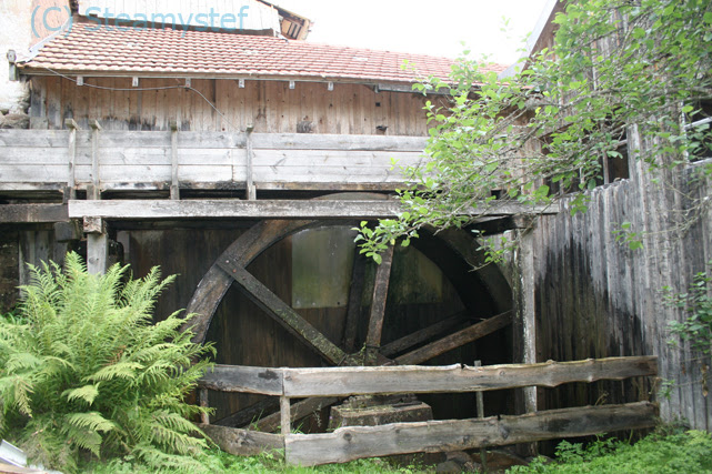 La scierie, côté roue. Il s'agit d'une roue 'par dessus' de près de 4m, 