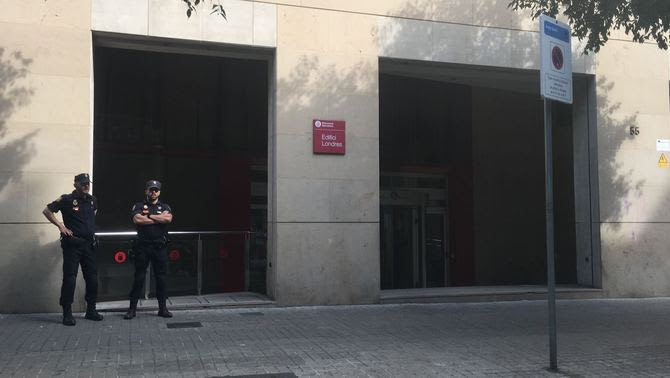 Macrooperació policial a l'Oficina de Cooperació al Desenvolupament, al carrer Londres de Barcelona