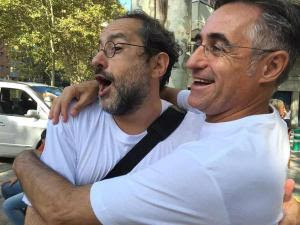 Tremosa i Baños s'abraçaven ahir a la manifestació dels somriures que va omplir els 5kms de Meridiana de Barcelona