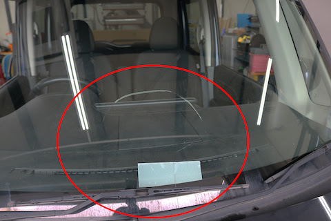 自動ブレーキが付いたフロントガラス交換 カメラ調整もお任せください デントリペア ウインドリペア専門店 大阪 交野市のデントスマイル 京都 奈良 滋賀 兵庫からでも日帰り修理可能