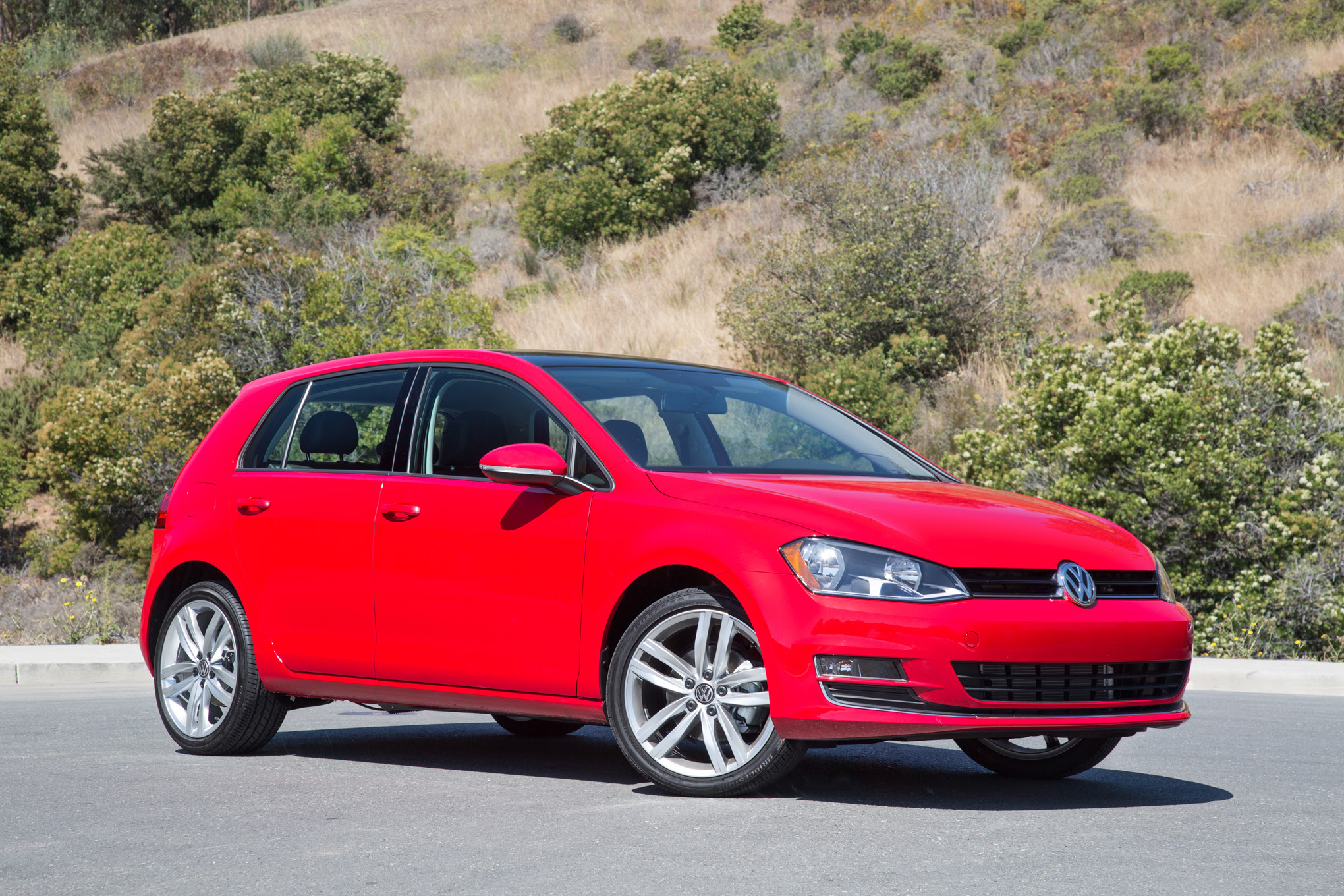 2016-Volkswagen-Golf-SEL-front-three-quarter