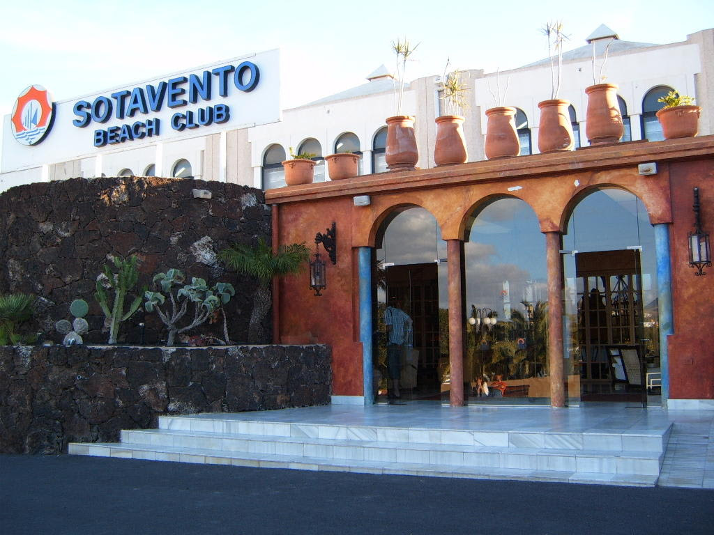 Bild "Eingang" zu Hotel Sotavento Beach Club in Costa Calma