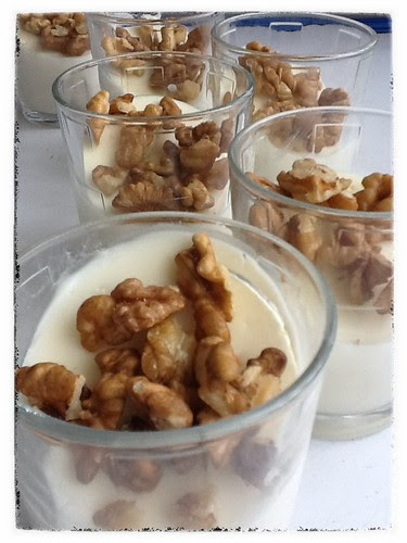 Cuajada con nueces y gelatina de miel