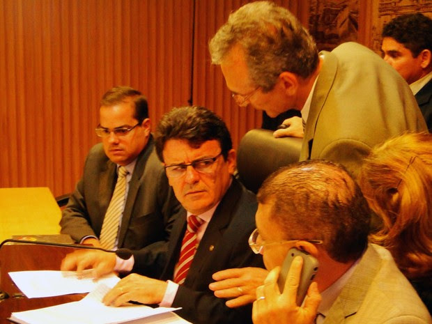 Edivan Martins recebe orientações antes do início da leitura do termo de posse de Paulinho Freire (Foto: Ricardo Araújo/G1)