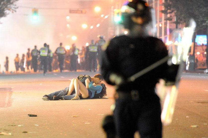 Casal se beija durante protestos em Vancouver, Canadá, 2011