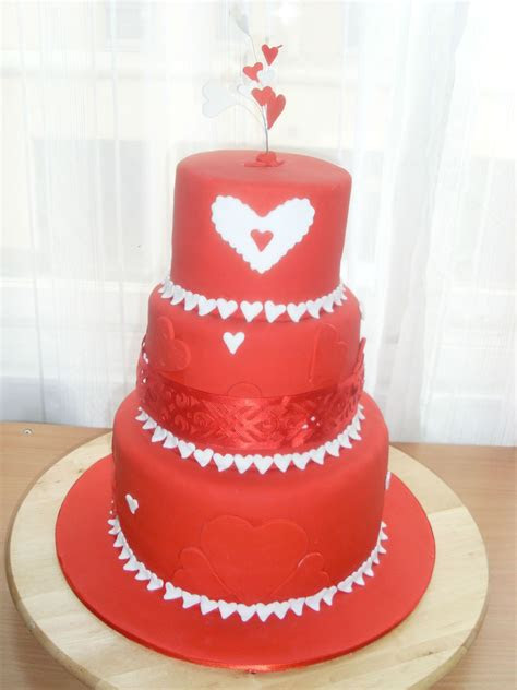 wedding cake rouge sur le theme de lamour pour celebrer