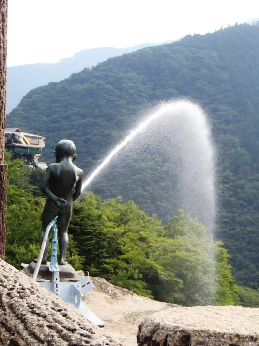 嵐の二宮さんが祖谷の小便小僧と夢のコラボ ふるさとの便り 三好市特産品 三好の逸品 三好やまびこふるさと会