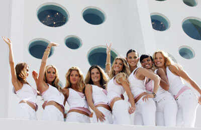 Photo - Victoria's Secret models Photo - Victoria's Secret models