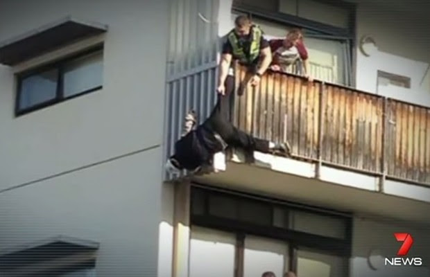 Imagem de vídeo publicado no YouTube mostra o idoso pendurado, antes de ser resgatado em Melbourne (Foto: Reprodução/YouTube 7News)