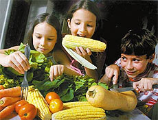 Crianças Kelsy, Gabriela e Yuri, que são vegetarianos, adoram legumes e verduras
