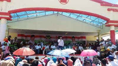 Tual, Malukupost.com - Pasangan Bakal Calon (Balon) Walikota dan Wakil Walikota Tual Periode 2018-2023, Basri Adlly Bandjar dan Fadillah Rahawarin dengan Akronim “ADIL” menggelar deklarasi yang menegaskan kesiapan mereka bersama rakyat untuk maju dalam Pemilihan Kepala Daerah (Pilkada) Kota Tual Tahun 2018. Pantauan Malukupost.com, deklarasi tersebut dihadiri oleh ribuan pendukung pasangan ADIL yang berasal dari 5 kecamatan serta warga masyarakat Kota Tual pendukung setia pasangan ADIL, dipusatkan di Lapangan Lodar El Kota Tual, Sabtu (6/1)