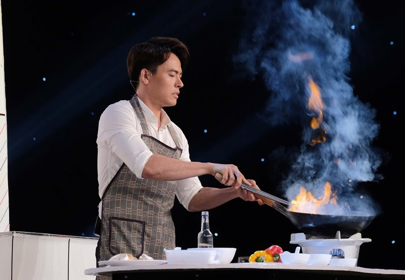 Vo Tan Phat 1 “Vào bếp cùng Phát” gây ấn tượng tại Én Vàng Nghệ Sĩ 2020