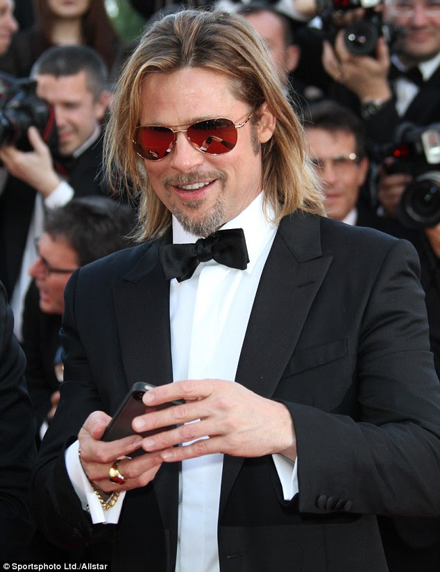 Mais quente de Hollywood: Brad Pitt parece sem esforço legal na pré-estréia de cinema de Cannes por matá-los Softly 