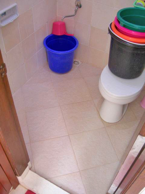 Cara pasang keramik lantai kamar mandi dengan posisi Cara pasang keramik lantai kamar mandi dengan posisi