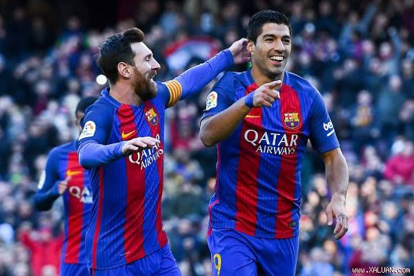 Người hâm mộ phấn khích ca ngợi Barca