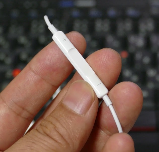 Iphone付属のヘッドフォン付きマイクってどこにもマイクの穴がないよね Himag