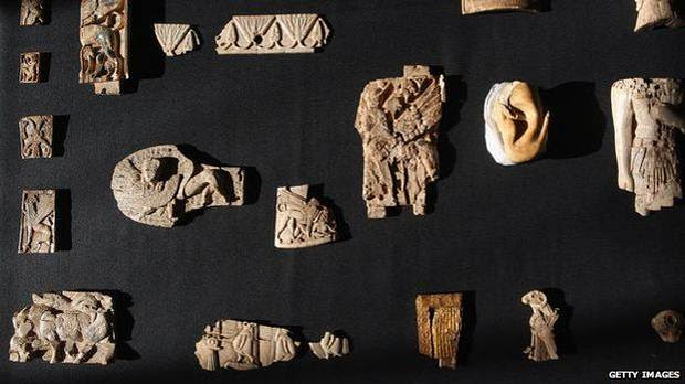 Muchas piezas descubiertas en Nimrud fueron enviadas a museos en Bagdad o al exterior, como estas hechas de marfil que se encuentran en el Museo Británico. 