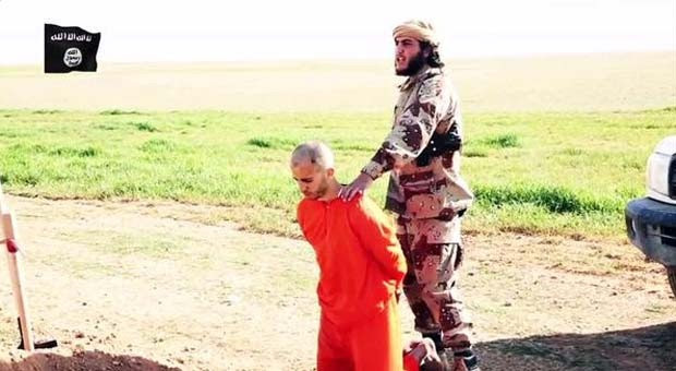 Em vídeo, refém aparece ajoelhado na frente de um combatente do grupo Estado Islâmico (Foto: Reprodução/ Twitter/ الرقة تذبح بصمت)