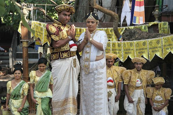 Pasangan asal Sri Lanka melaksanakan pernikahan dengan memakai baju tradisonal Kandyan di Colombo, Sri Lanka, 12/12/12. Foto by : EPA/M.A.PUSHPA KUMARA